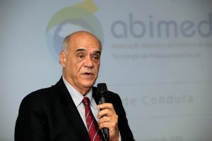 Evandro Guimarães, en el lanzamiento del código de conducta de Abimed