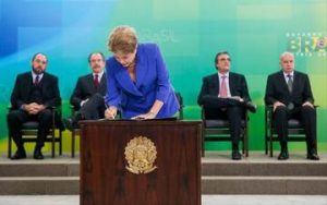 La presidenta Dilma Roussef firma el "paquete anticorrupción"